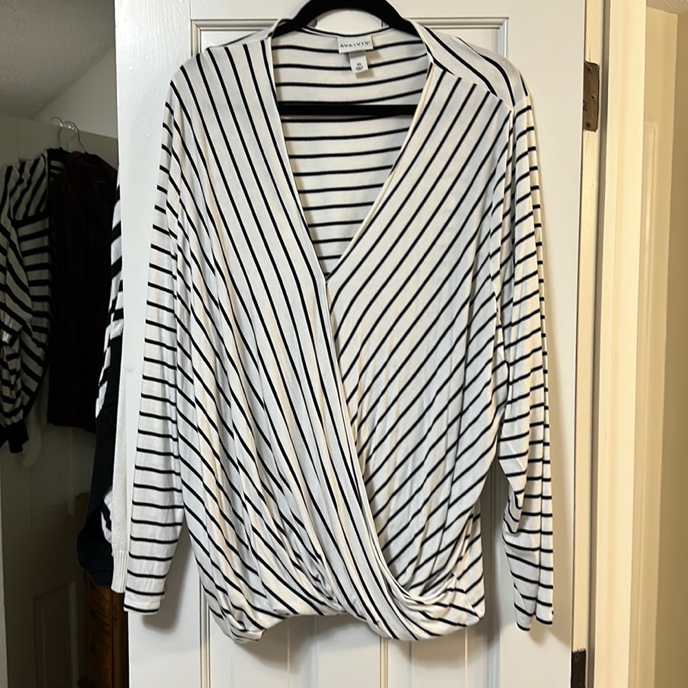 Size 3x Ava and Viv crisscrossed shirt